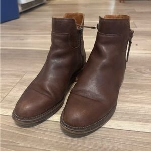 Leather booties with double zipper